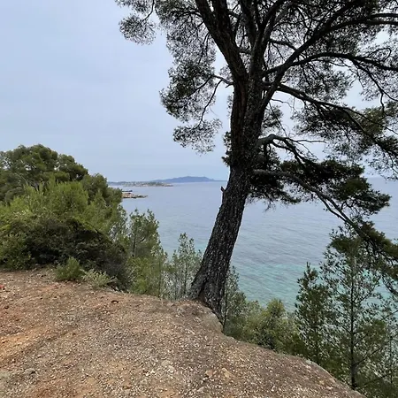 Apartment For 4 With Garden Near Bandol