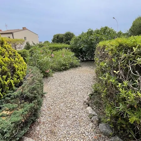 Apartment For 4 With Garden Near